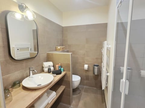 Quadruple Room | Bathroom | Free toiletries, hair dryer, towels, soap
