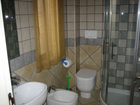 Comfort Double Room Single Use, 1 Queen Bed | Bathroom | Shower, free toiletries, hair dryer, bidet