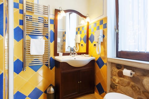 Executive Double Room Single Use | Bathroom | Shower, free toiletries, hair dryer, bidet