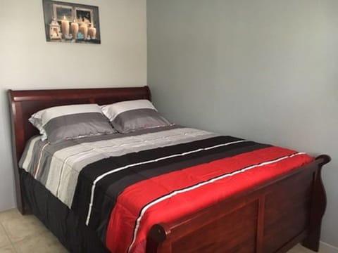 Economy Apartment, 1 Bedroom, Non Smoking | Blackout drapes, bed sheets