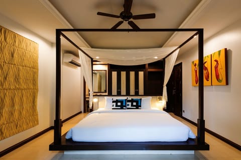 One Bedroom Jacuzzi Villa | Minibar, in-room safe, desk, blackout drapes