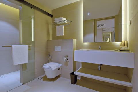 Family Suite | Bathroom | Shower, free toiletries, hair dryer, bidet