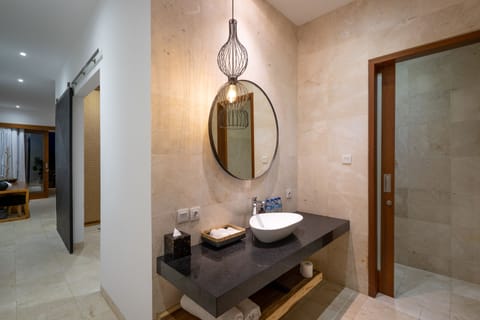 Junior Suite | Bathroom | Free toiletries, hair dryer, bidet, towels