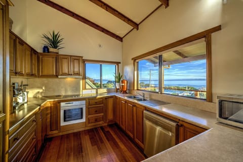 Panoramic House, 4 Bedrooms, 2 Bathrooms, Ocean View | Private kitchen | Full-size fridge, microwave, oven, stovetop