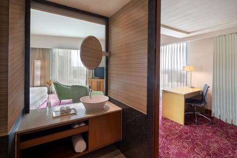 Premium King Room with Executive lounge access | Bathroom | Shower, rainfall showerhead, free toiletries, hair dryer