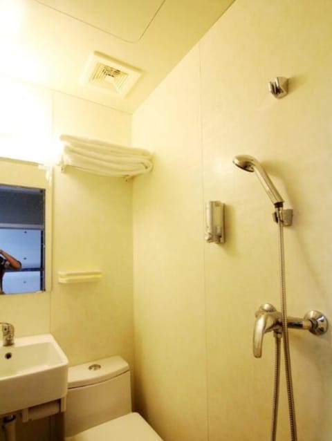 Family Room | Bathroom | Shower, hair dryer