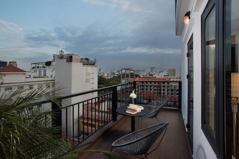 Executive Suite, Balcony, City View | In-room safe, desk, blackout drapes, soundproofing