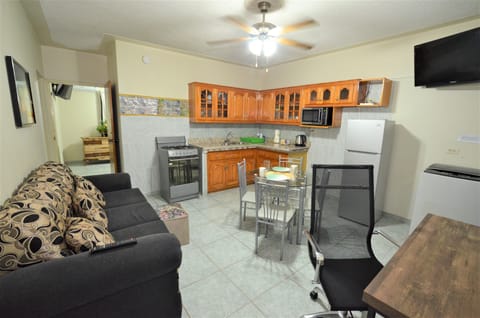 Traditional Apartment, 1 Queen Bed, Non Smoking | Private kitchen | Oven, stovetop, coffee/tea maker, electric kettle