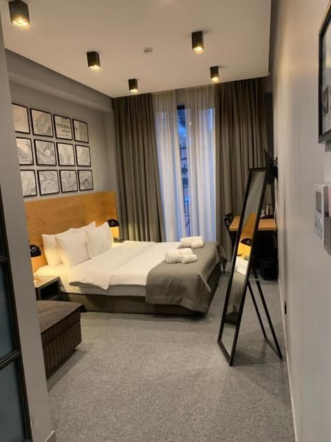 Standard Triple Room | Premium bedding, minibar, in-room safe, desk