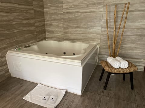 Suite | Private spa tub