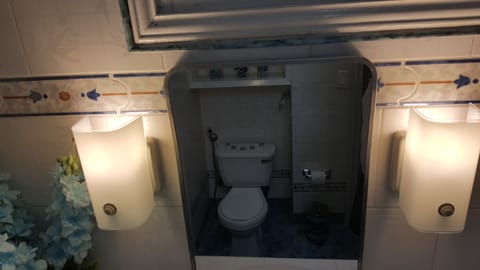 Standard Quadruple Room, Non Smoking | Bathroom | Shower, rainfall showerhead, free toiletries, hair dryer