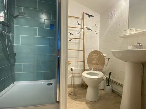 Family Room (Océane) | Bathroom | Shower, free toiletries, hair dryer, towels