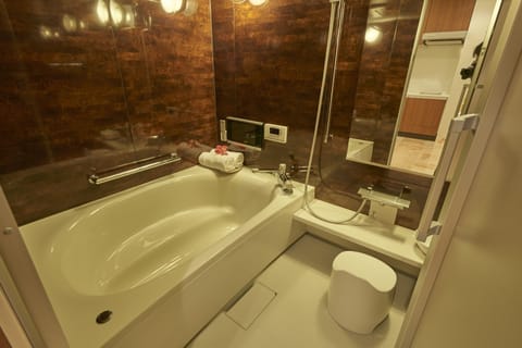 Separate tub and shower, deep soaking tub, free toiletries, hair dryer