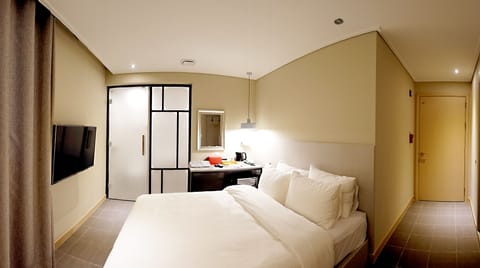 Deluxe Room, 1 Queen-sized bed, Bathtub | Premium bedding, blackout drapes, free WiFi, bed sheets