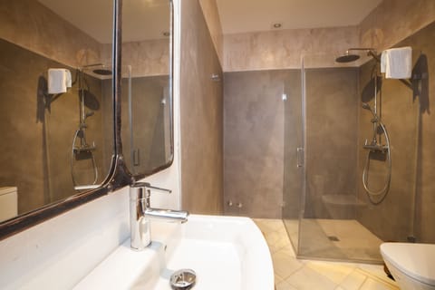Standard Double Room, 1 Double Bed | Bathroom | Shower, rainfall showerhead, free toiletries, hair dryer