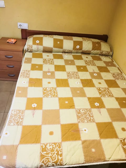 Double Room, 1 Double Bed, Shared Bathroom | Free WiFi, bed sheets