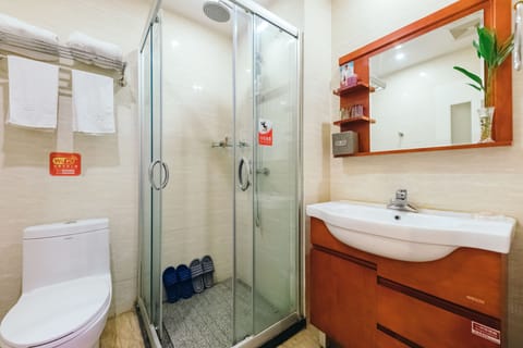 Business Double Room | Bathroom | Shower, rainfall showerhead, free toiletries, hair dryer