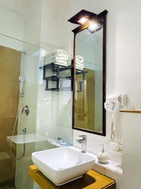 Premium Ganga view | Bathroom | Shower, rainfall showerhead, free toiletries, hair dryer