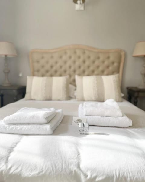 Luxury Double Room, Private Bathroom, City View (Chambre n°1 Double Sup) | 1 bedroom, individually decorated, individually furnished, desk