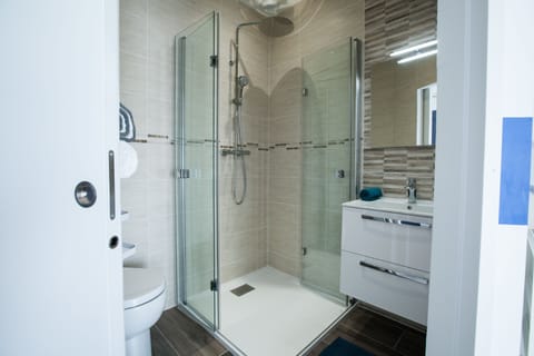 Design Double Room, 1 Queen Bed | Bathroom | Shower, hair dryer, bathrobes, towels