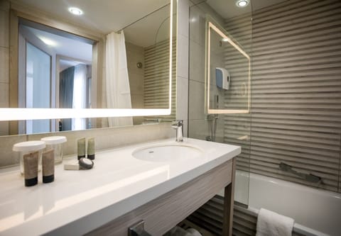 Village Suite | Bathroom | Combined shower/tub, free toiletries, towels