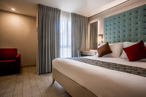 Premium Room | Minibar, in-room safe, blackout drapes, bed sheets