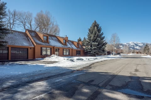 Large Ranch Style home - ideal for reunions, wedding guests, girls or guys trips