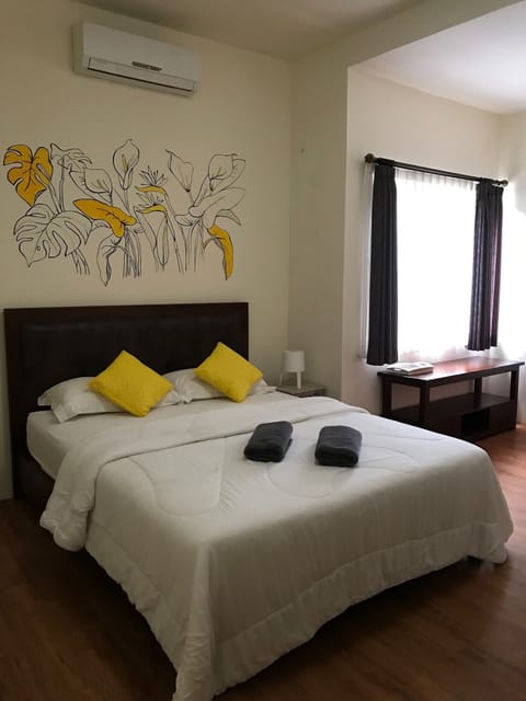 Deluxe Room | Desk, rollaway beds, free WiFi