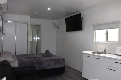 Queen Studio | Individually decorated, individually furnished, free WiFi, bed sheets