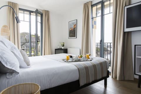 Suite, Balcony, Sea View | Premium bedding, in-room safe, individually decorated, desk