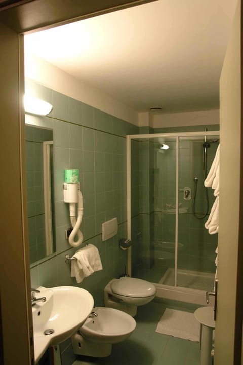 Double Room | Bathroom | Free toiletries, hair dryer, bidet