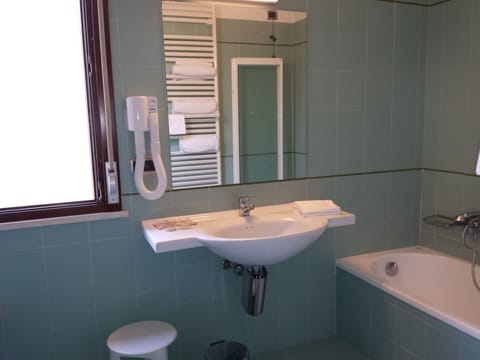 Triple Room | Bathroom | Free toiletries, hair dryer, bidet