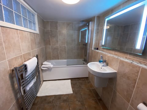 Superior Apartment, 1 Double Bed with Sofa bed, Ensuite, Valley View (Beacon View) | Bathroom | Hair dryer, towels