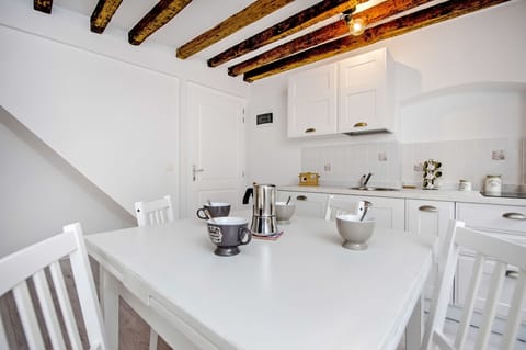 Basic Apartment | In-room dining