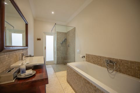 Family Quadruple Room | Bathroom | Shower, free toiletries, hair dryer, slippers