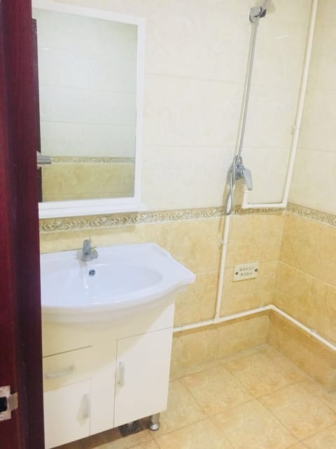 Standard Triple Room | Bathroom | Shower, free toiletries, hair dryer, slippers
