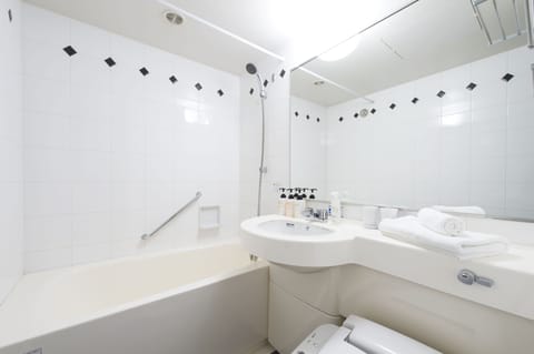 Combined shower/tub, deep soaking tub, free toiletries, hair dryer