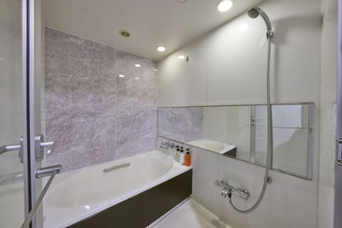 Combined shower/tub, deep soaking tub, free toiletries, hair dryer