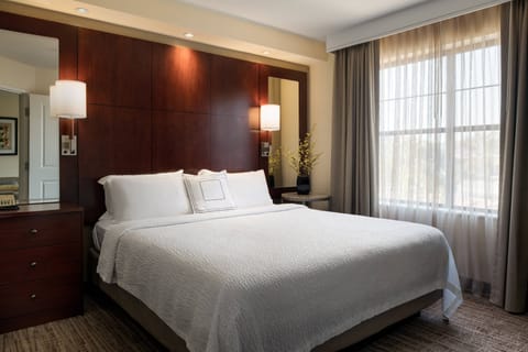 Premium bedding, in-room safe, desk, laptop workspace