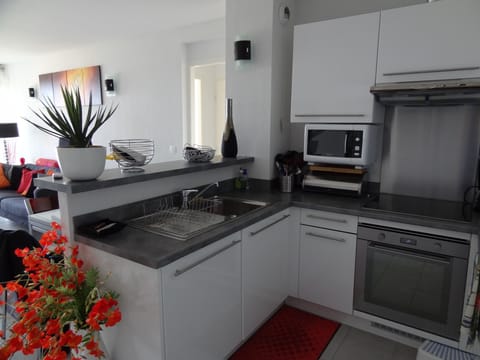 Kitchen open to the living room: the sea is visible even cooking!