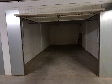 The box is double for the car, your bikes and beach games (not included)