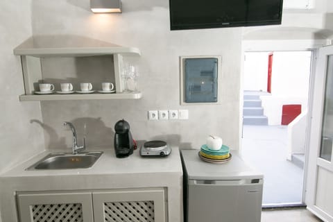 Studio (Thetis Cave Studio) | Private kitchenette | Mini-fridge, stovetop, espresso maker, coffee/tea maker