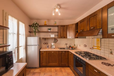 Full-size fridge, microwave, oven, stovetop