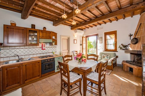 Full-size fridge, microwave, stovetop, dishwasher