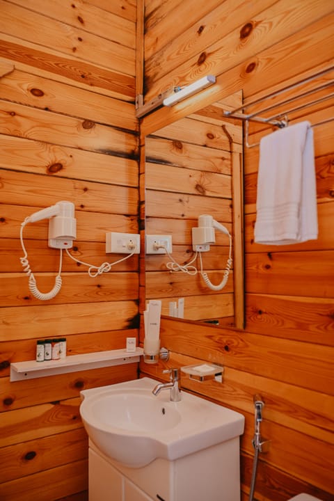 View King Bed Regalia Suite | Bathroom | Shower, rainfall showerhead, free toiletries, hair dryer
