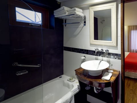 Standard Double Room | Bathroom | Free toiletries, hair dryer, towels, shampoo