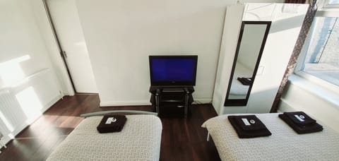 Deluxe Triple Room, Ensuite | Desk, iron/ironing board, free WiFi, bed sheets