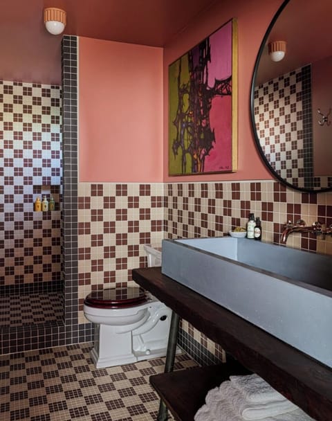 Deja Vu | Bathroom | Shower, rainfall showerhead, designer toiletries, hair dryer