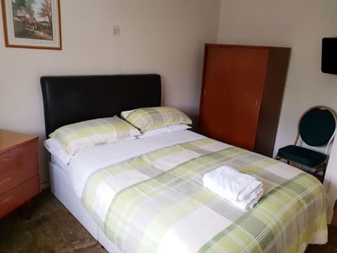 Basic Double Room, 1 Double Bed (Shared Bathroom) | Free WiFi, bed sheets