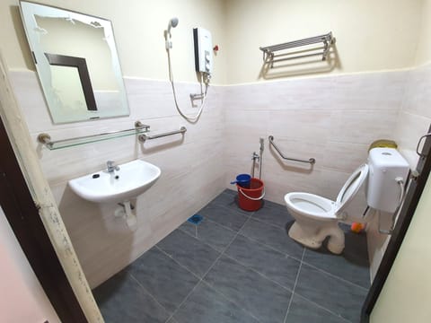 Deluxe Triple Room | Bathroom | Towels